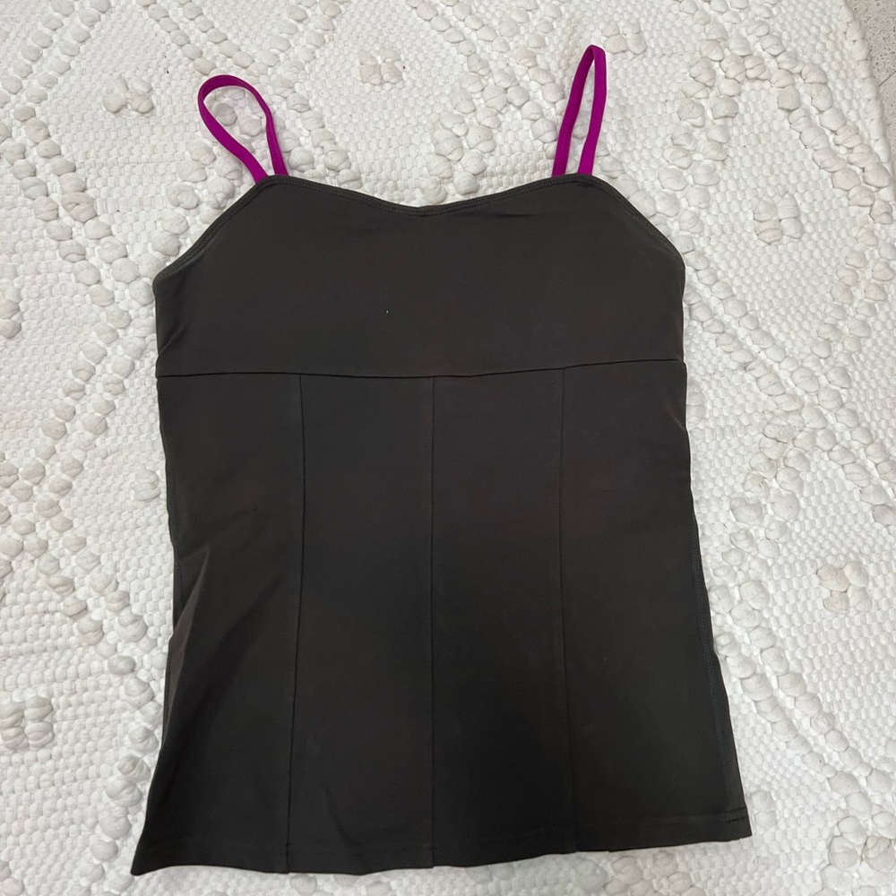 Zobha Yoga Tank in deep green and pink